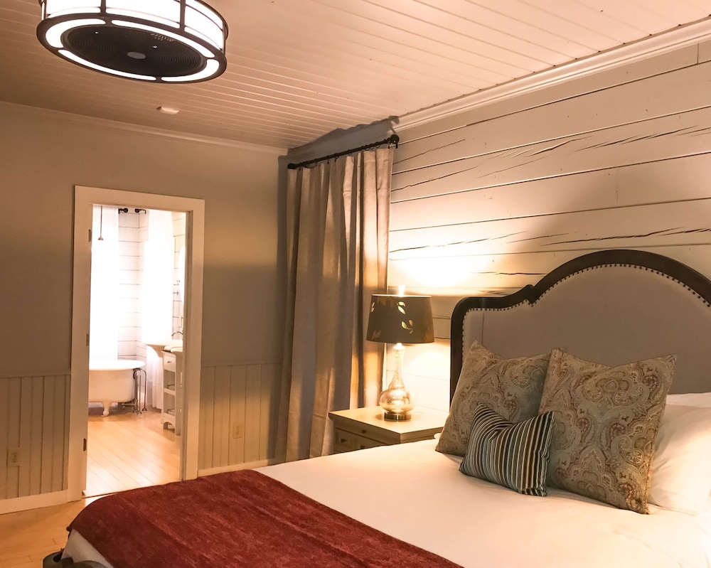 Deluxe Room, 2 Queen Beds, Refrigerator & Microwave