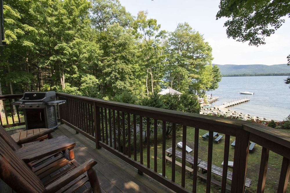 Lakefront Studio Suite, Private Deck, Lower Level