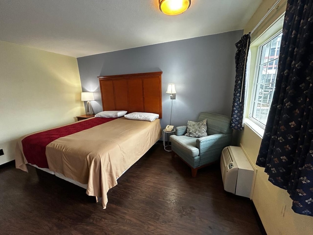 Room, 1 King Bed, Non Smoking - Photo 6
