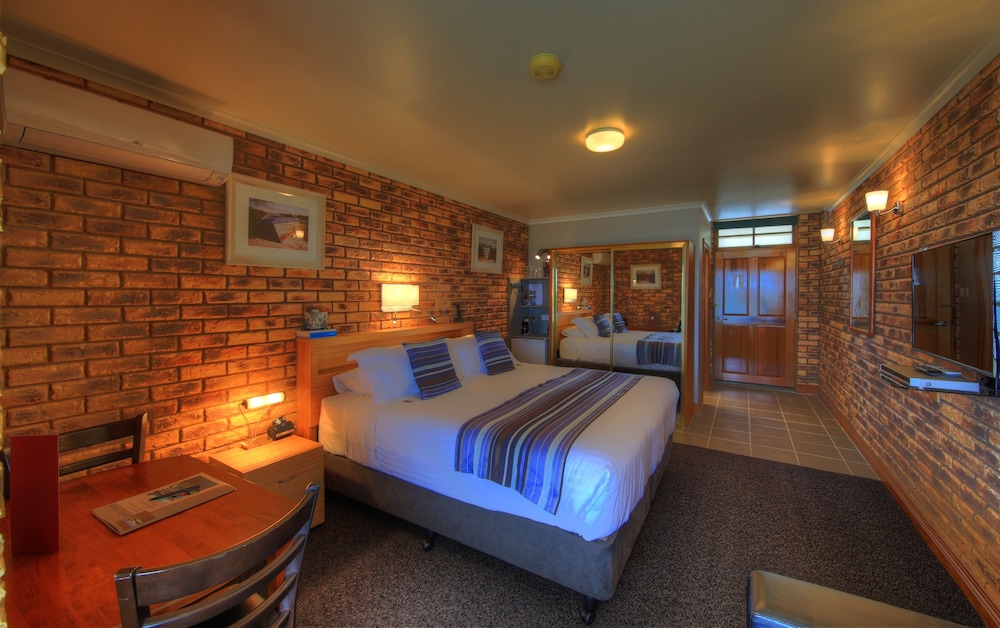 Stanley Village – Superior Suite, 1 King Bed, Sea View