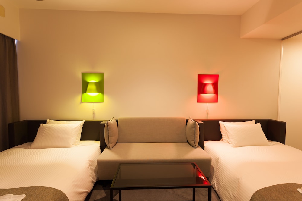 Premier Twin Room, Smoking (2 Semi-Double Beds) photo 2