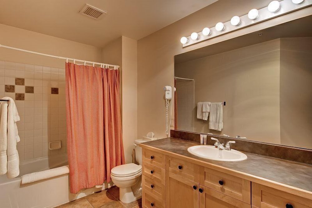 Condo (8295_Silver_Mill) photo 2