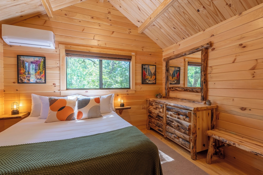 Cabin: Creekside photo 2
