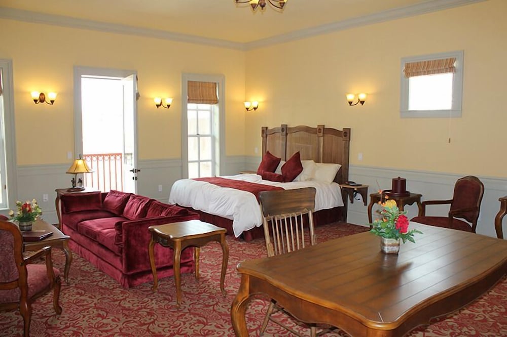 Suite, 1 King Bed, Balcony photo 1