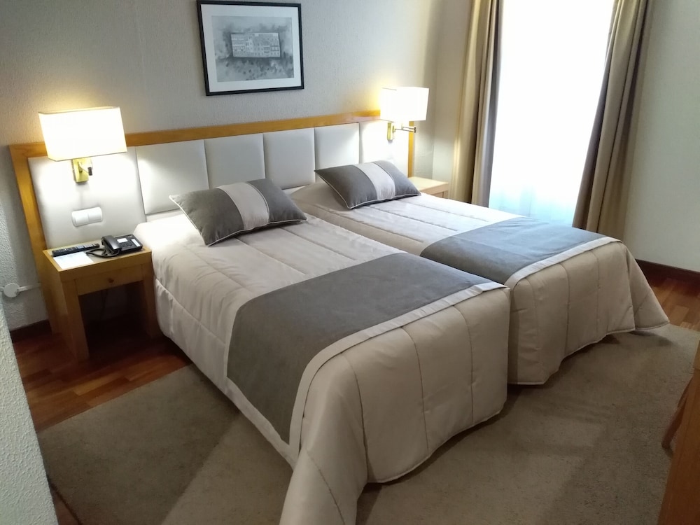 Twin Room (Front )