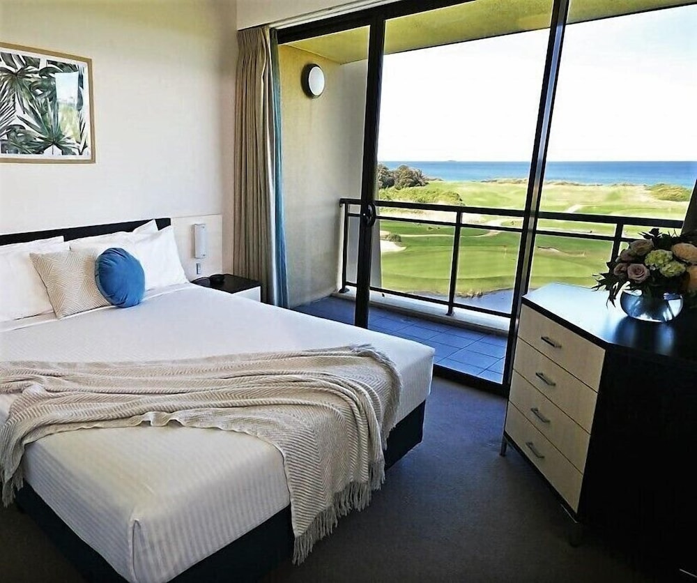 Suite, 1 Queen Bed, Balcony, Ocean View photo 2