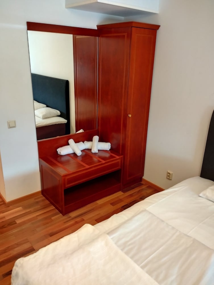 Economy Double Room, 2 Twin Beds photo 3