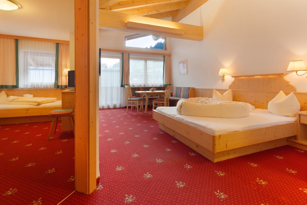 Junior Suite, 2 Bedrooms, Non Smoking, Mountain View photo 2