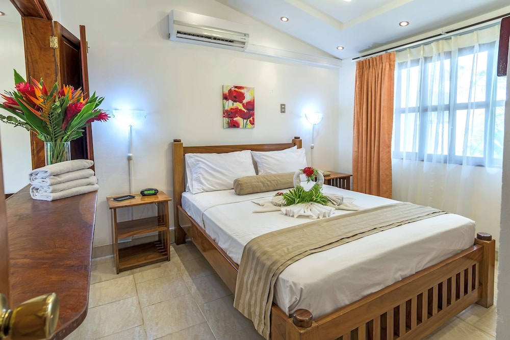 Standard Room, 1 Queen Bed, Kitchen, Partial Ocean View (With Two Single Sofabeds)
