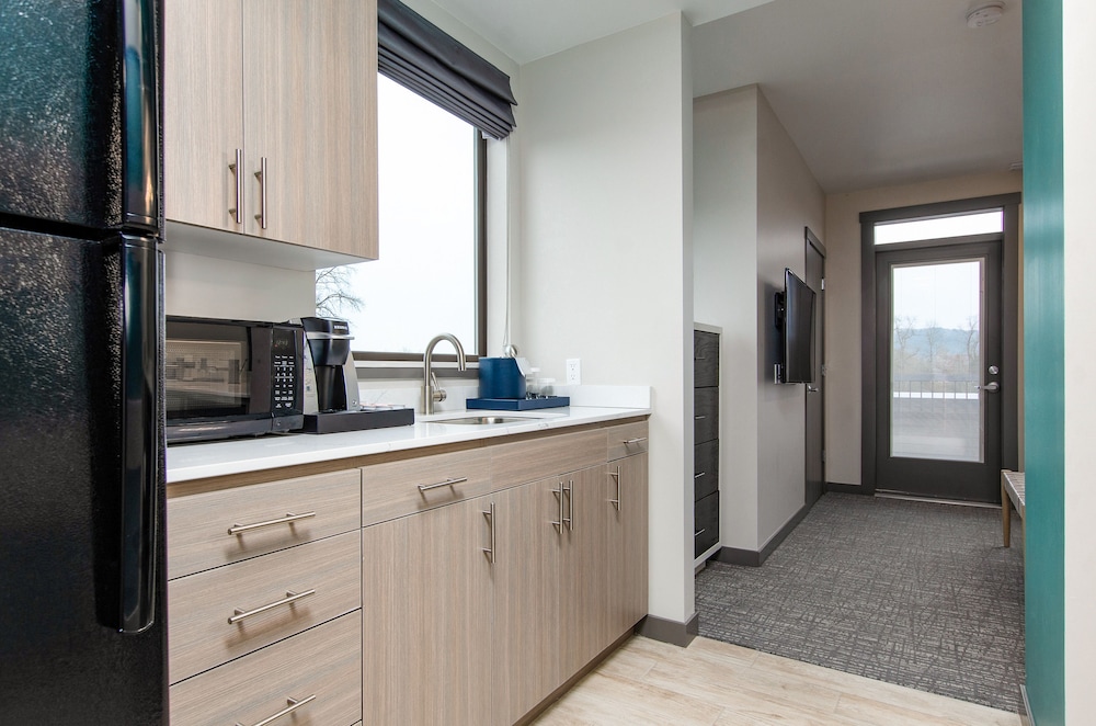 Suite, 1 King Bed, Balcony, River View (Eola-Amity King Suite Riverview wrap )
