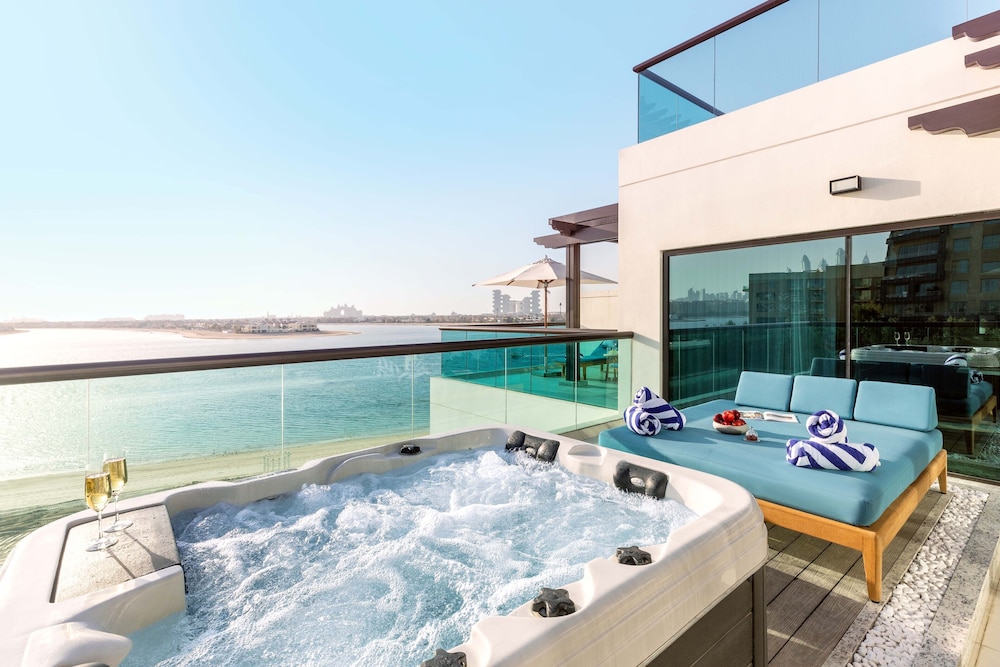 Grand Luxury Suite Sea View with Open Jacuzzi and Club Lounge Access thumbnail 5