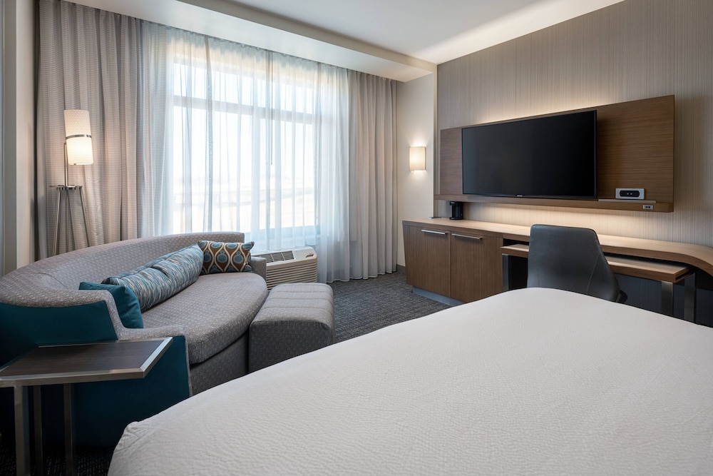 Room, 1 King Bed with Sofa bed (Mobility/Hearing Access, Roll-in Shwr) - Photo 4