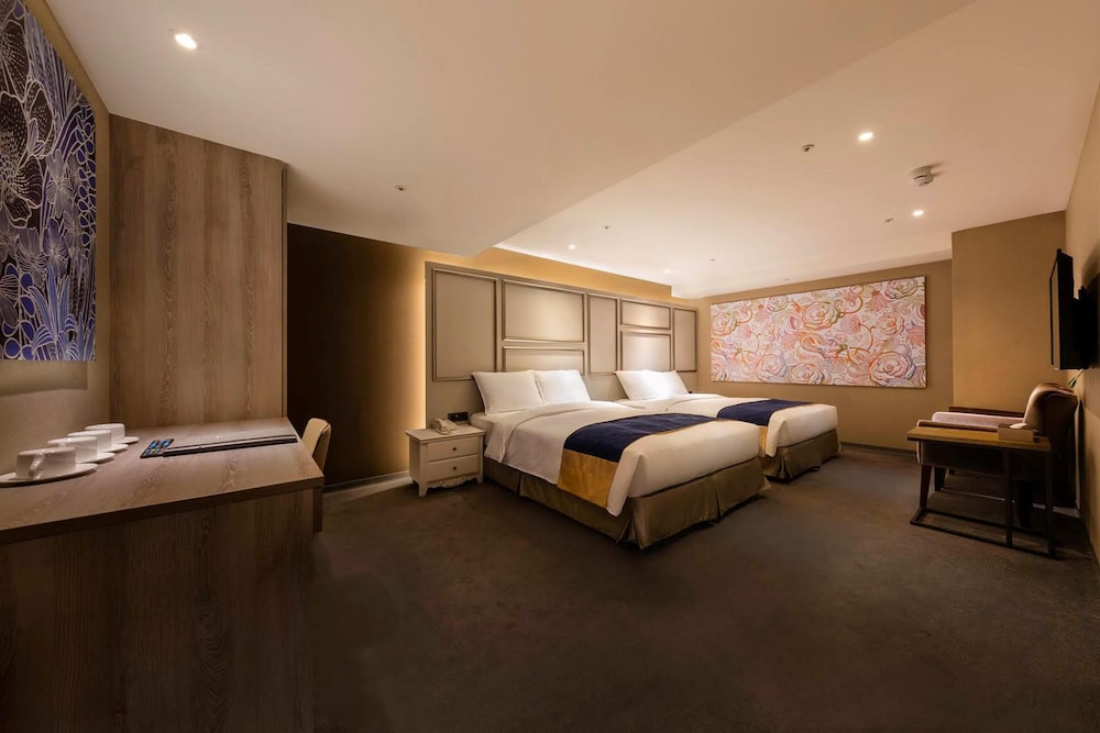 Standard Quadruple Room, 2 Queen Beds, No Windows photo 3