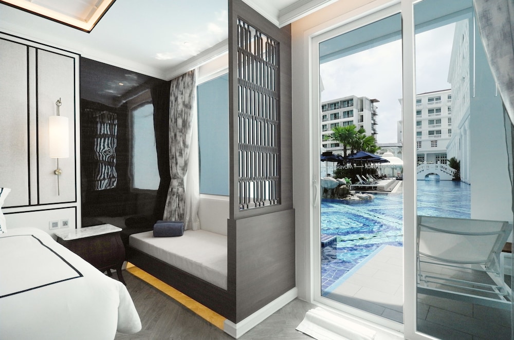 Deluxe Room, 2 Twin Beds, Pool Access photo 3