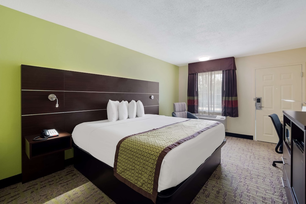 Standard Room, 1 King Bed, Accessible, Bathtub - Photo 3