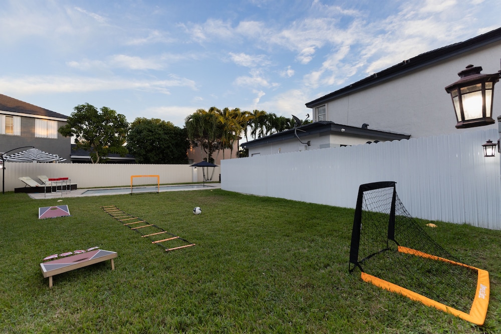 Miami Getaway Heated Pool House & Pool Table Villa, Foto 37