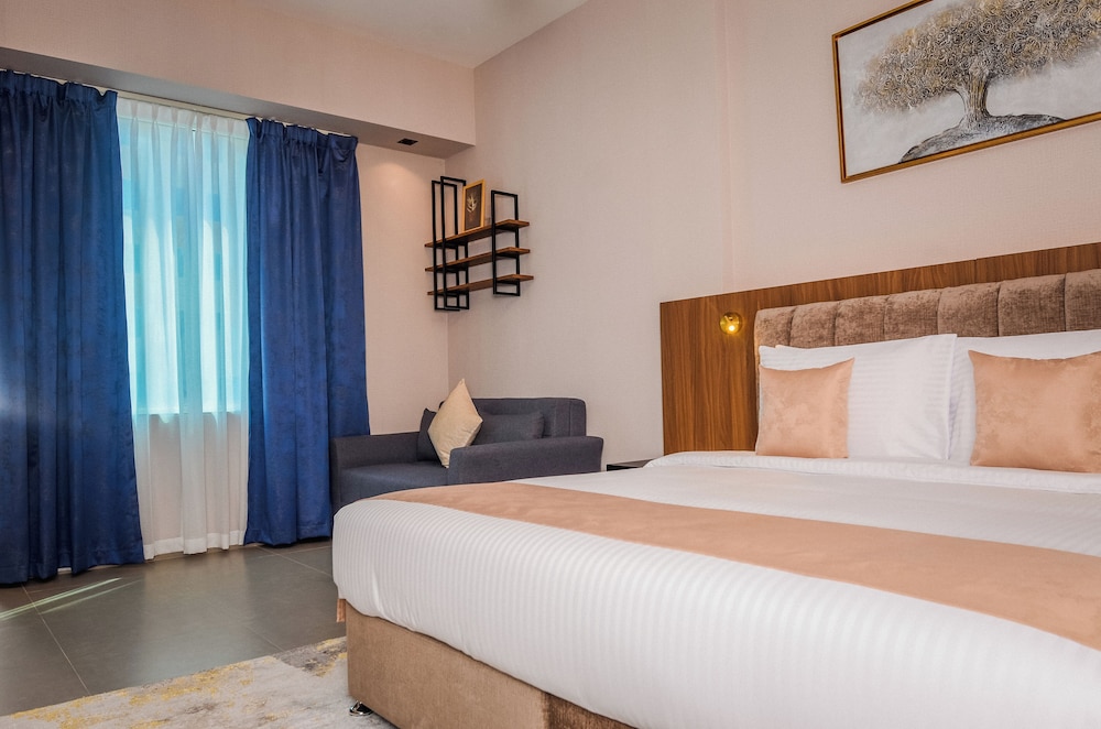 Premium Room, 1 King Bed, Non Smoking (Living Room;with Sofabed) photo 3