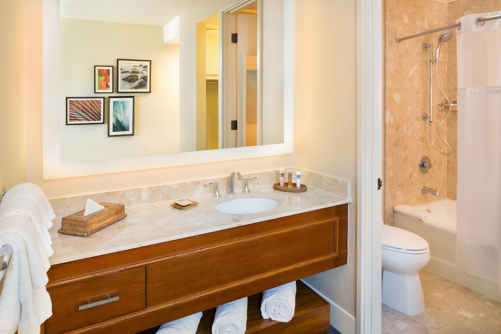 Room, 2 Queen Beds, Resort View thumbnail 6