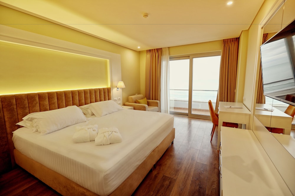 Deluxe Suite, Sea View photo 2