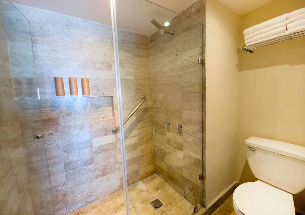 Family Suite with Balcony - Photo 11