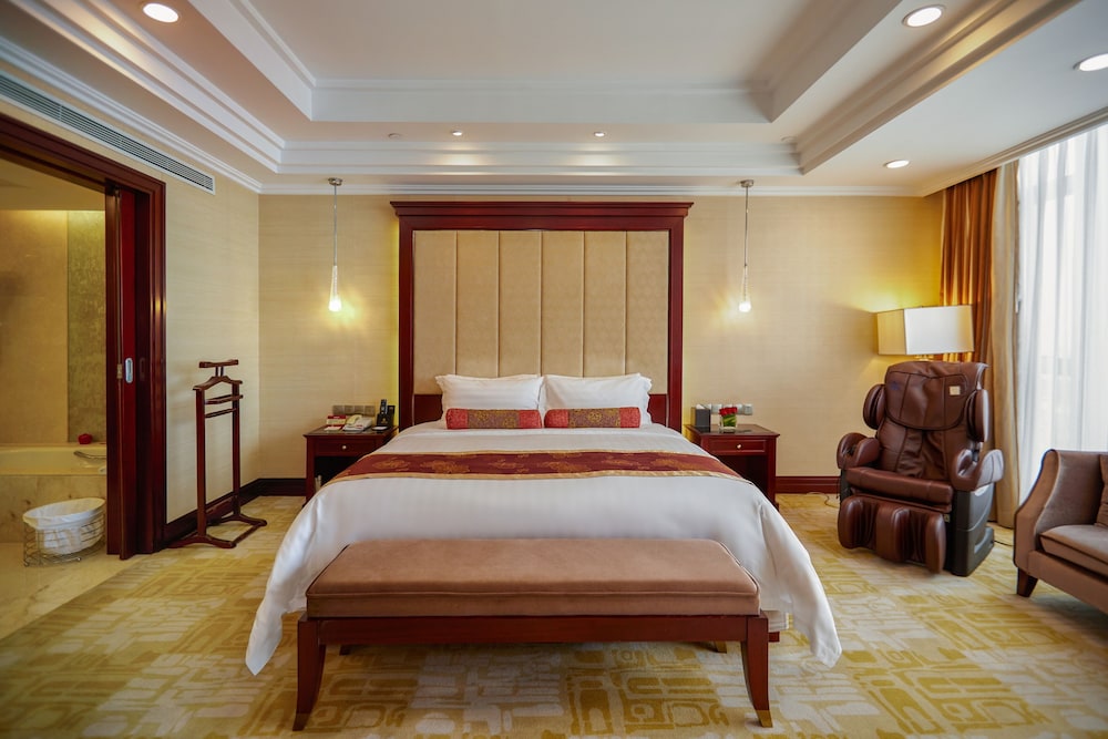 Deluxe Suite - Photo 13