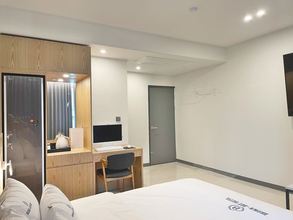 Business Double Room [Unavailable Breakfast on Monday & Public Holiday] - Photo 1