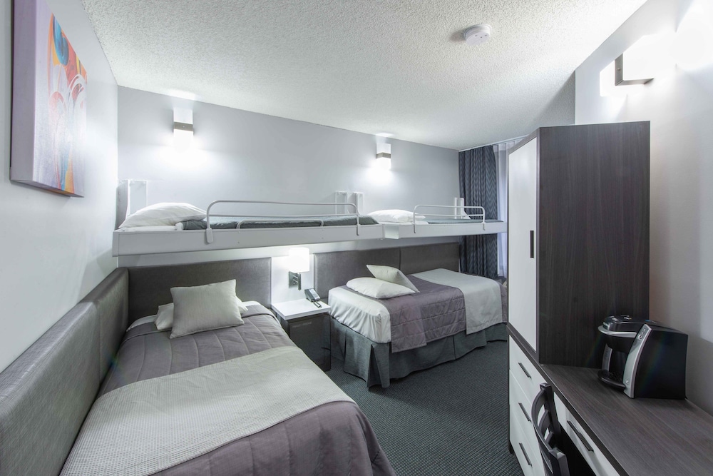 Standard Room, Multiple Beds, Non Smoking - Photo 3