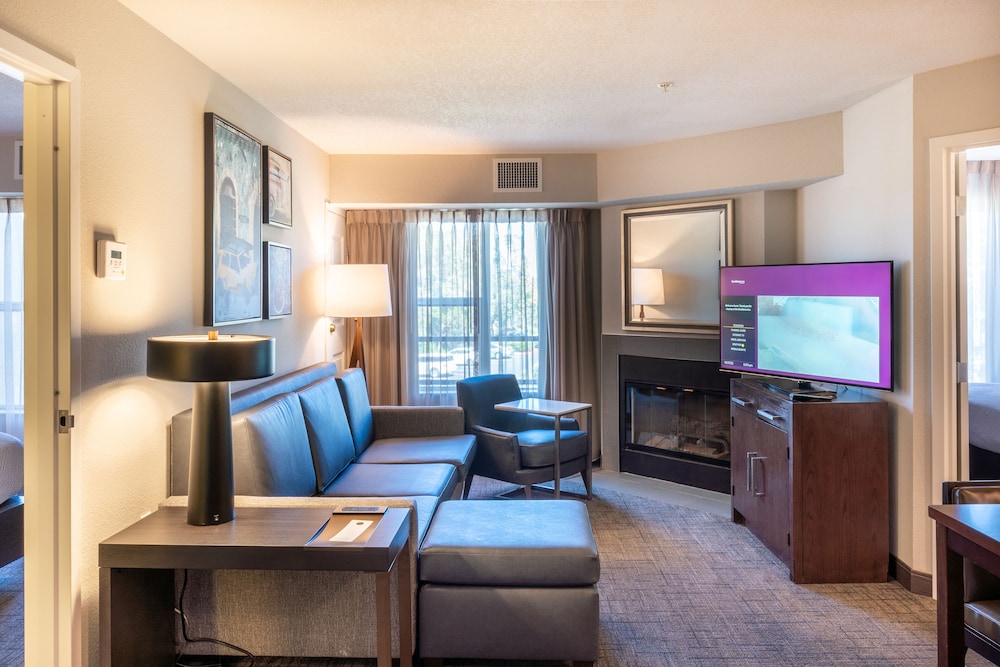 Suite, 2 Bedrooms, Fireplace - Photo 4