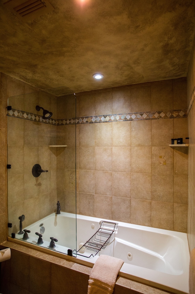 Deluxe Condo, 2 Bedrooms