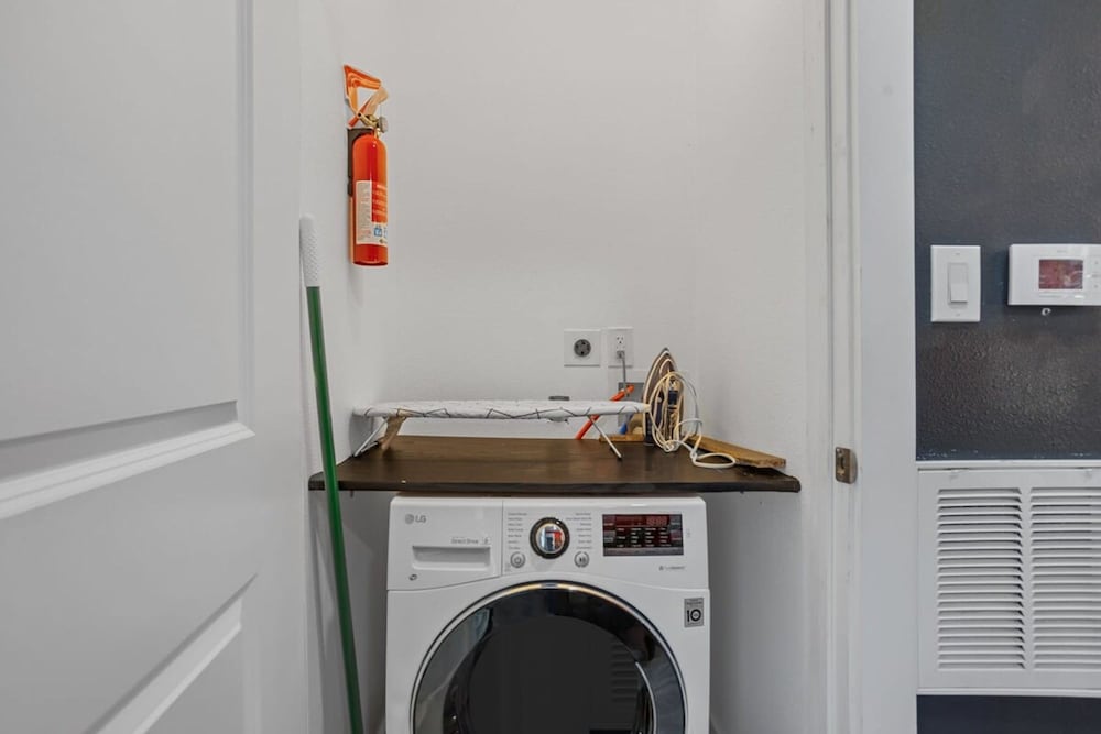 2BR Modern Living Fast Wi-fi Free Parking Full Gym, Foto 8