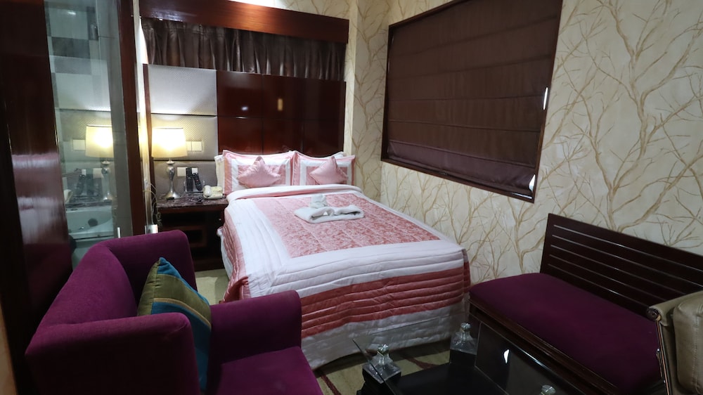 Deluxe Room with Jacuzzi Tub - Photo 2