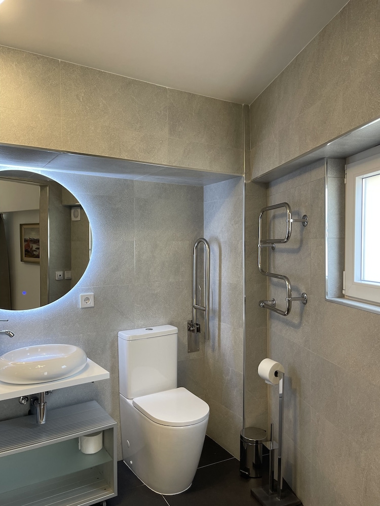 1. Elsa - Double or Twin Room - Accessible photo 2