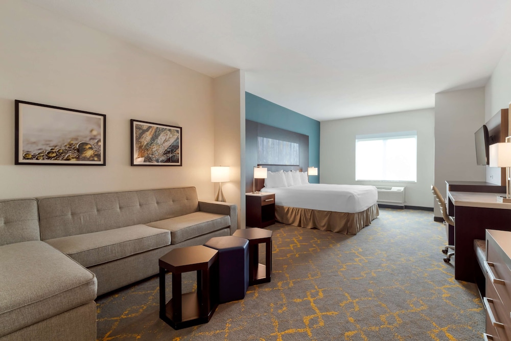 Suite, 1 King Bed with Sofa bed, Non Smoking, Refrigerator & Microwave