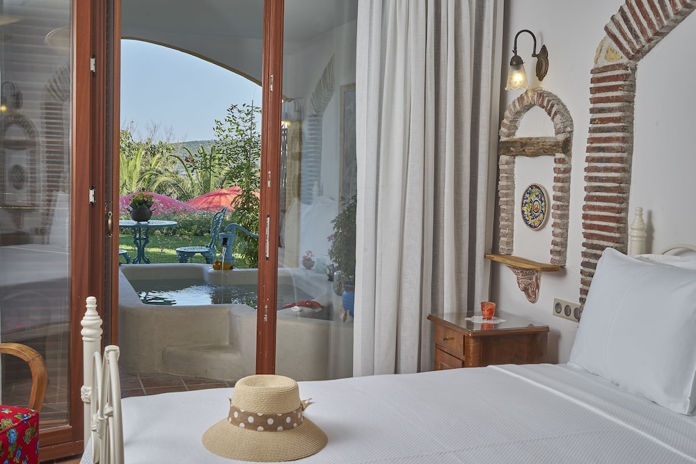 Garden Suite with Jacuzzi(Jacuzzi only for summer) photo 3