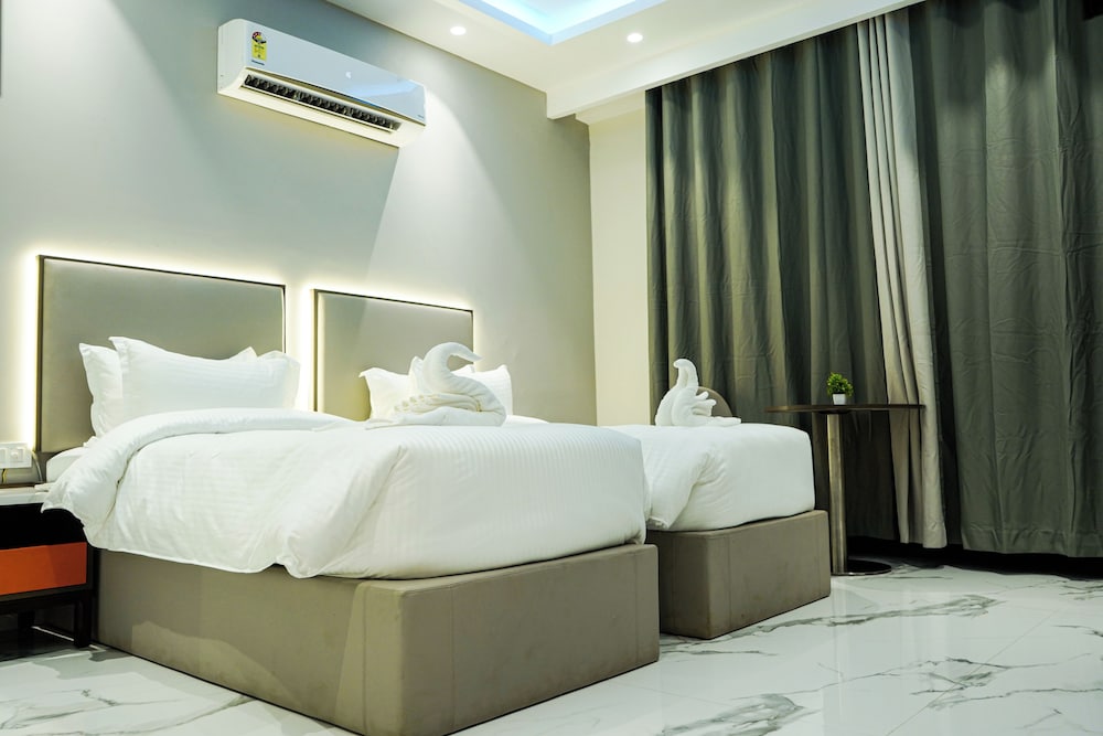 Executive Twin Room, Balcony - Photo 5