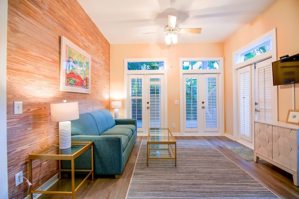 Deluxe Townhome, 1 King Bed with Sofa bed - Orchid Suite 102 - Photo 3
