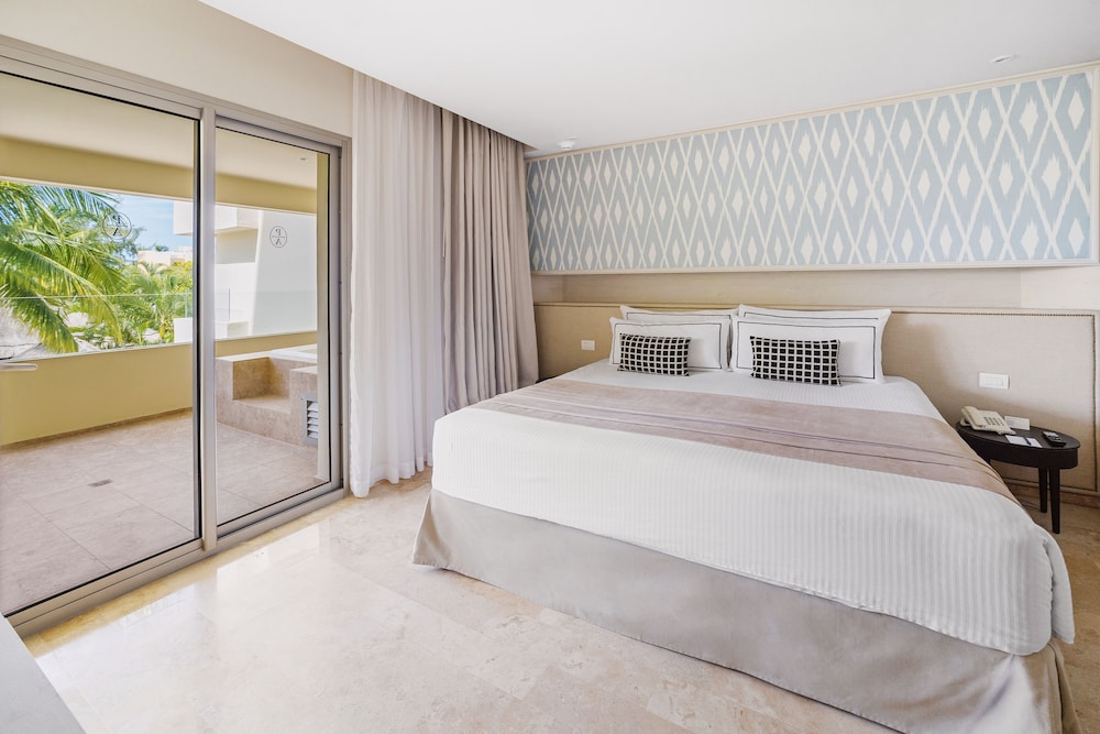 Premium Suite  With Whirlpool Bath