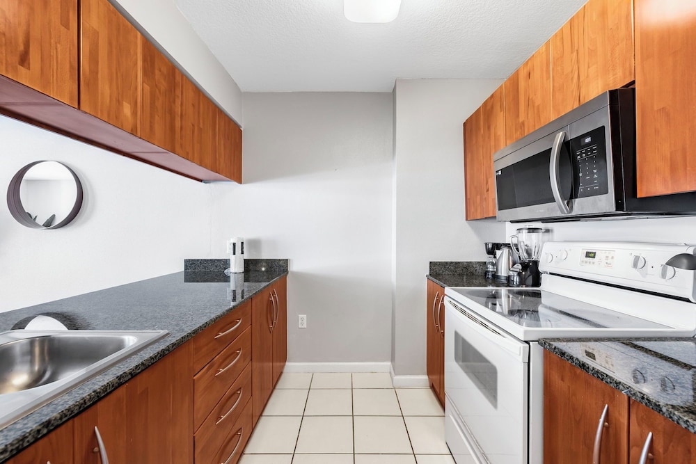 Condo, 2 Bedrooms, Partial Ocean View photo 2