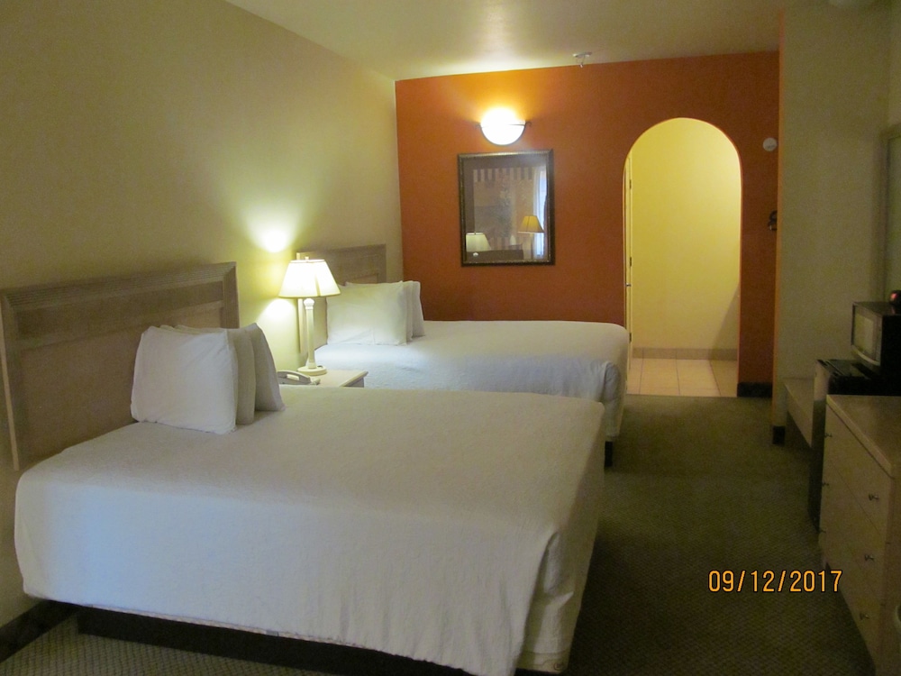 Standard Room, 2 Queen Beds photo 2