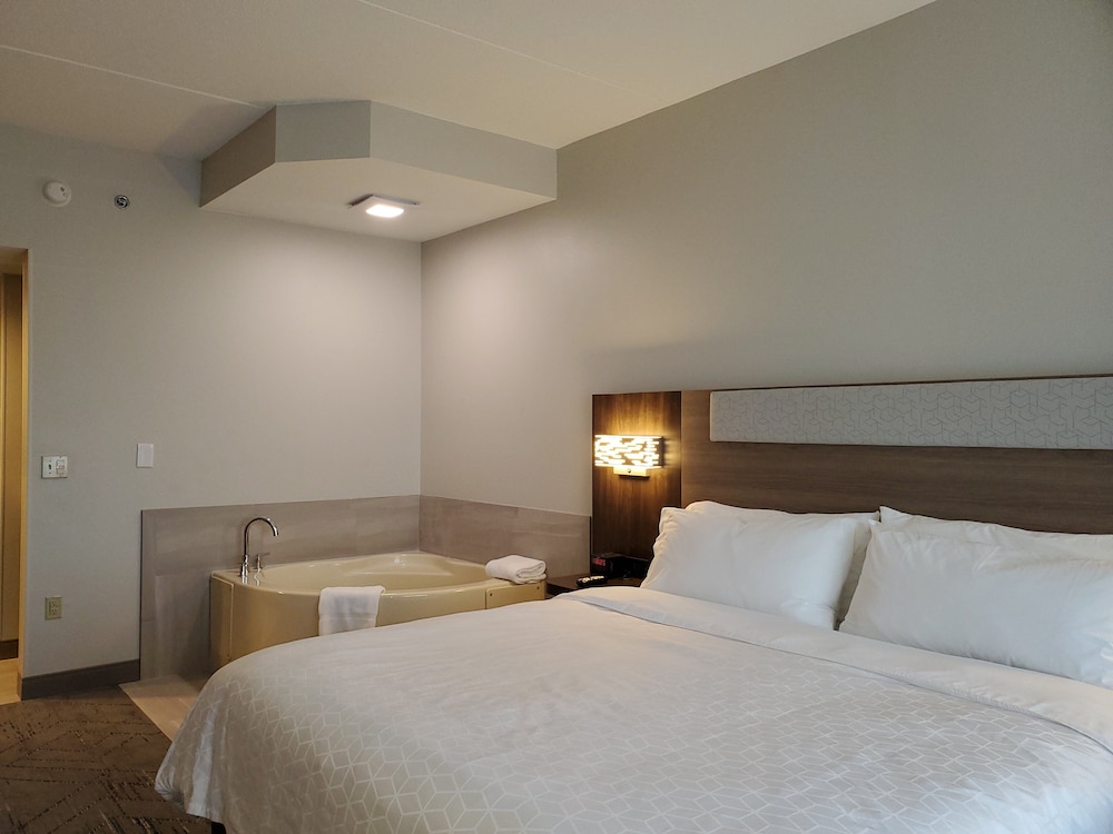 Suite, 1 King Bed, Jetted Tub - Photo 6
