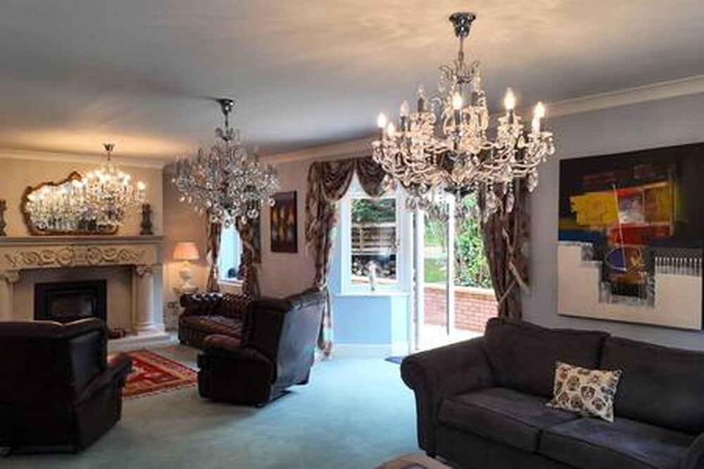 Stratford 4 BR Family Mansion With Pool, Gym & BBQ, Photo 13