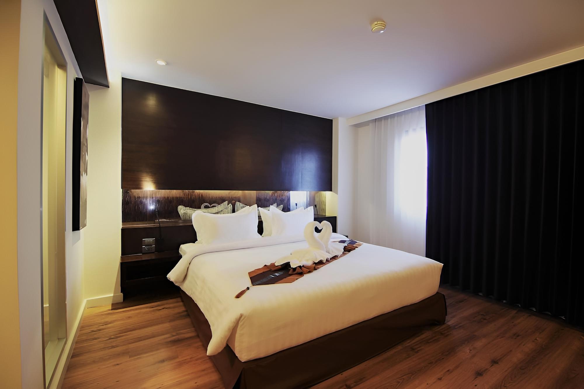 Deluxe Room, 1 King Bed (Theme Park Access) photo 1