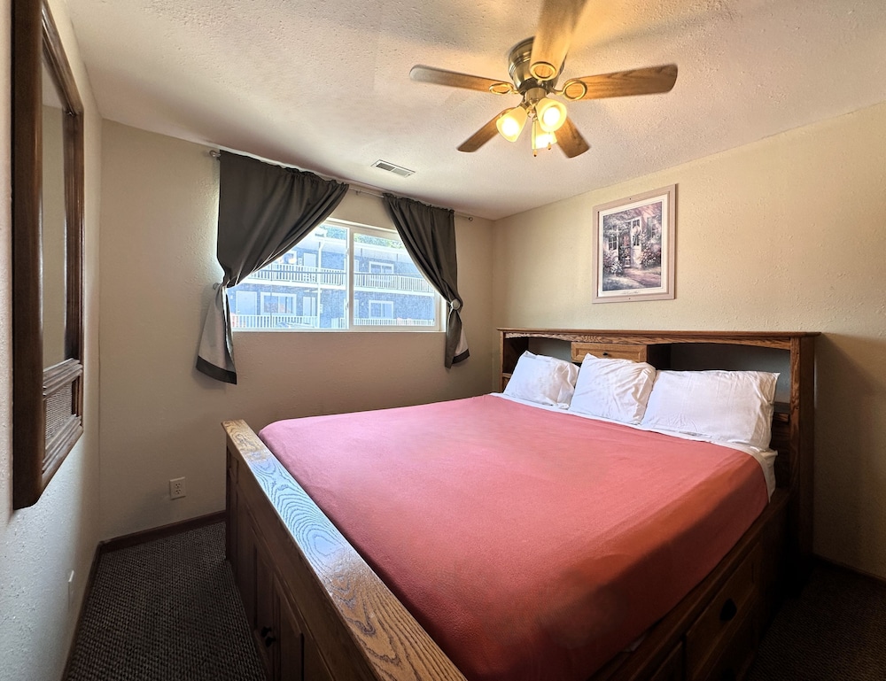 Comfort Condo, 2 Bedrooms, 2 Bathrooms, Lake View