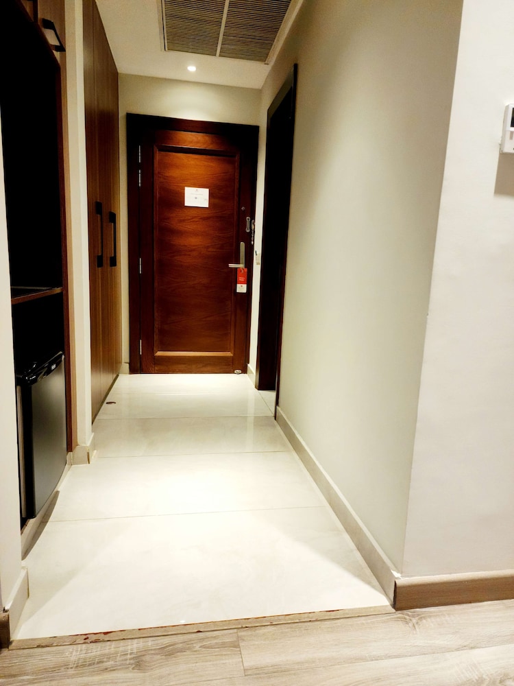 Executive Room, 2 Twin Beds, Non Smoking, City View (with Extra Bed) - Photo 2