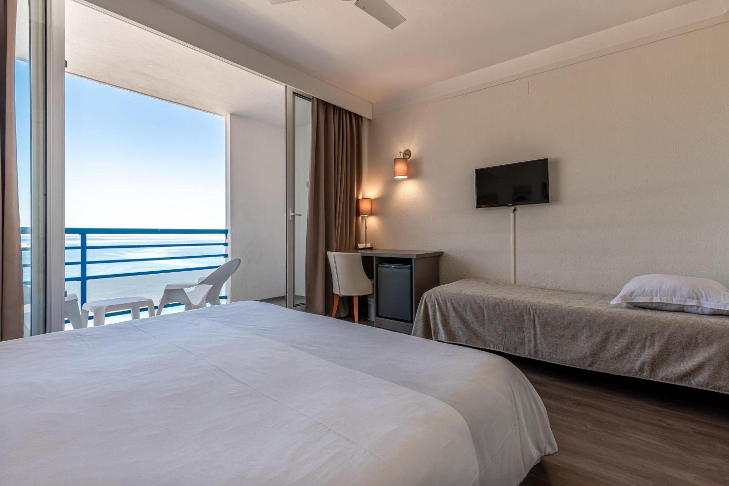 Standard Triple Room with Sea View photo 2
