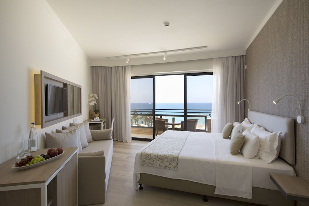 Superior Twin Room, Sea View - Photo 12