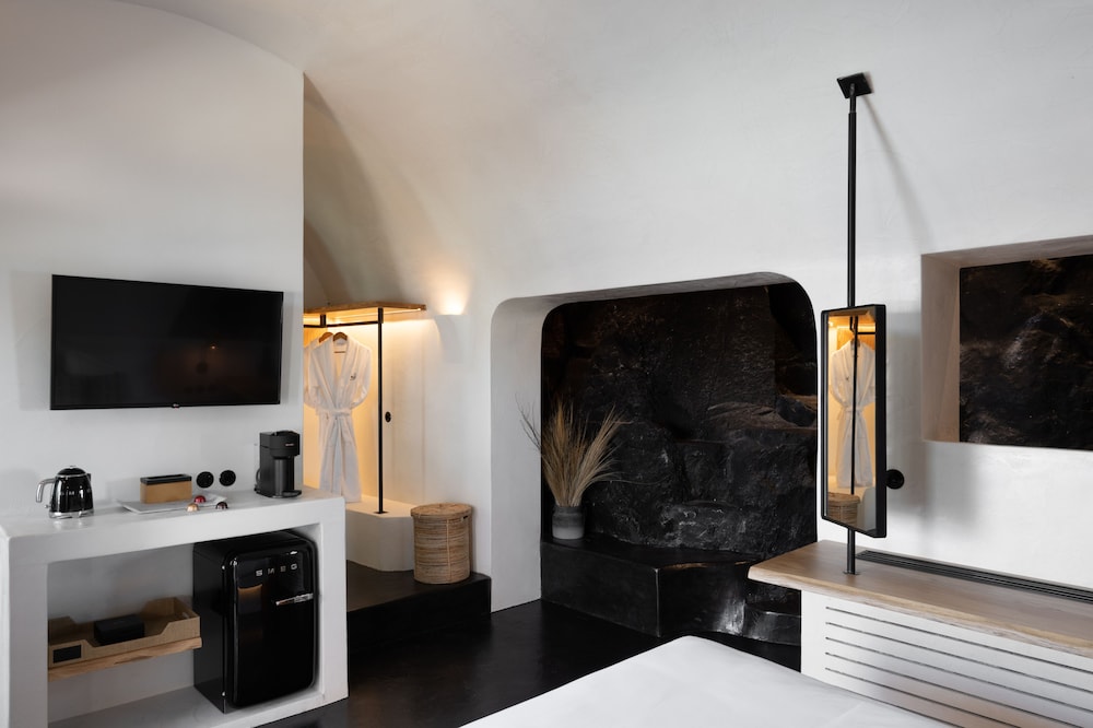 Executive Honeymoon Cave with Caldera View, Outdoor and Indoor Hot Tub - Photo 6