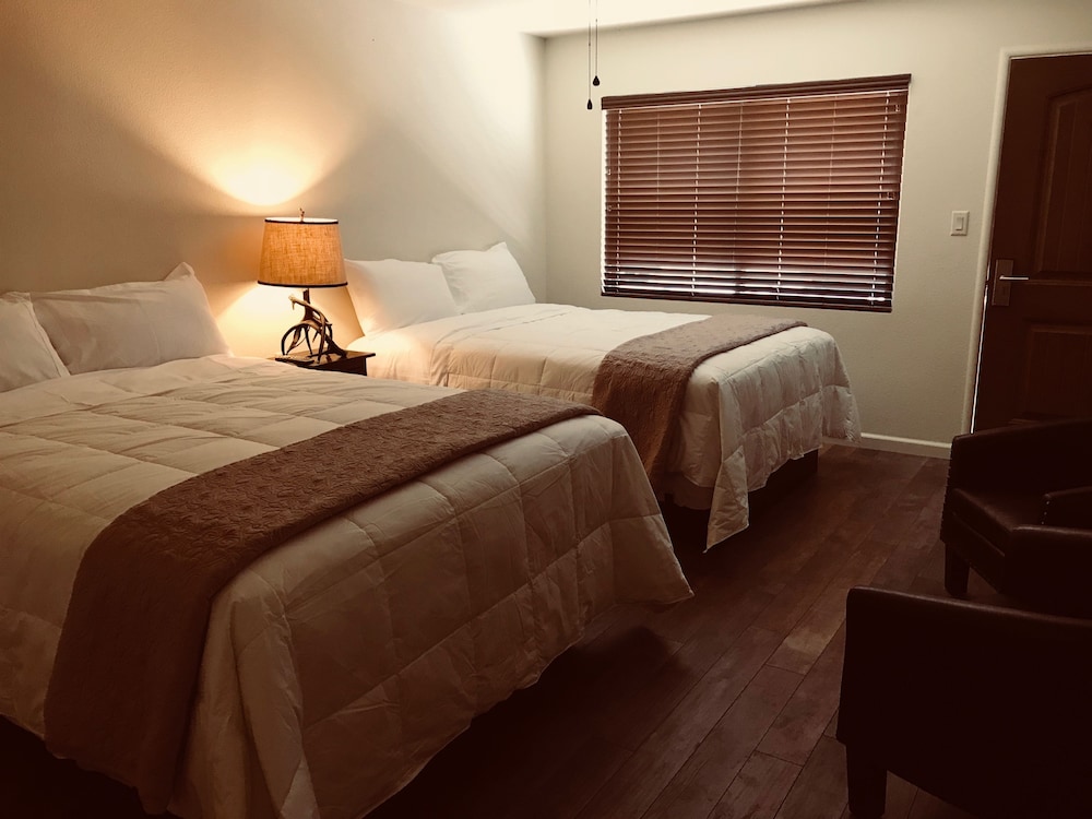 Standard Room, 2 Queen Beds, Non Smoking photo 2