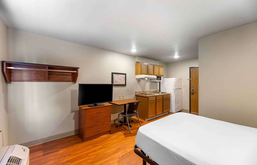 Standard Studio, 1 Double Bed, Non Smoking, Refrigerator & Microwave photo 3