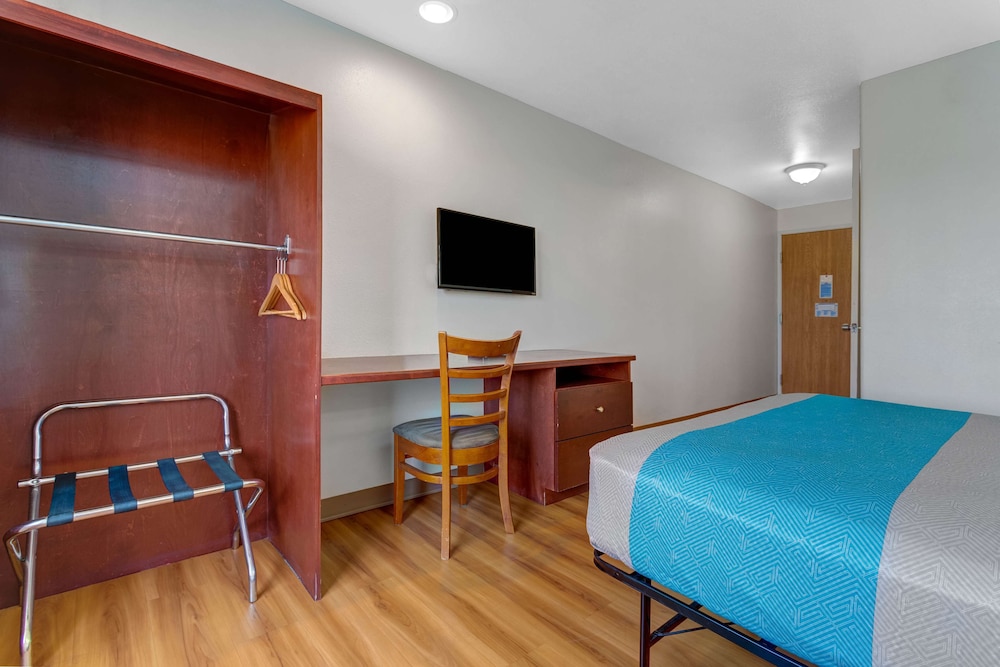 Deluxe Room, 1 Queen Bed, Accessible, Non Smoking photo 3